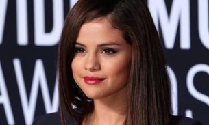  Selena Gomez é flagrada beijando cantor e causa alvoroço entre fãs