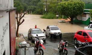 Moradores da Manaus 2000 tentam resgatar carro levado pela chuva