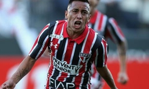 Jogador do São Paulo é flagrado em briga de rua e vídeo vai parar na internet
