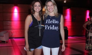 Fernanda Gentil curte espetáculo com a namorada