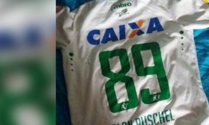 Jornalista recebe camisa de jogador da Chape recuperada de destroços do avião