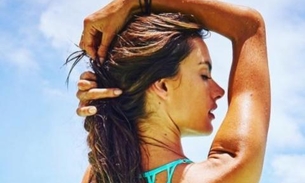 Alessandra Ambrósio posta foto picante de bumbum empinado e topless   