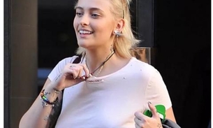 Sem sutiã, filha de Michael Jackson revela piercing nos mamilos 