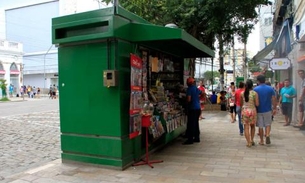 Bancas de revista são substituídas por estruturas padronizadas no centro de Manaus 