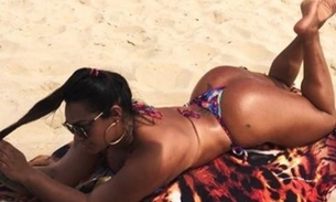 Mulher Melancia mostra bumbum gigante em dia de praia