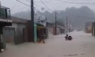 Vídeos: Moradores mostram casas e ruas alagadas durante temporal em Manaus