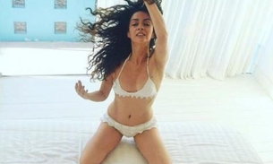 Aos 53 anos, Claudia Ohana exibe boa forma em foto só de lingerie
