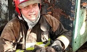 Casa é destruída pelo fogo em Manaus e bombeiros salvam filhotinhos; video