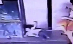 Vídeo mostra mãe chutar a própria filha para não ser esmagada por elevador