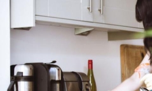 Empresa oferece serviço de diarista naturista por R$ 260 a hora