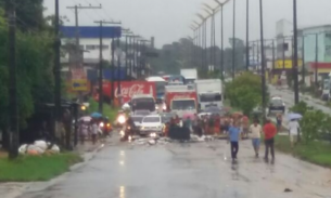 Moradores fazem protesto após terem casas alagadas durante forte chuva em Manaus