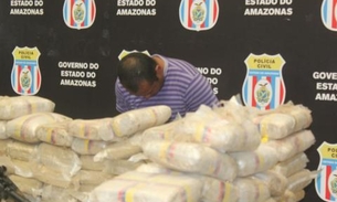 Homem é preso com fuzil americano e revela esconderijo de 500kg de drogas no AM
