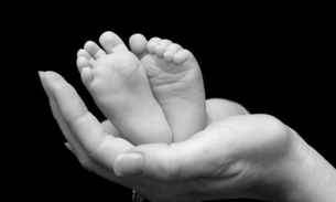 Pais cuidam de bebê morta por duas semanas 