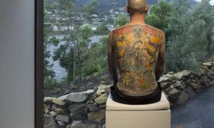 Homem vende as próprias costas para colecionador de arte
