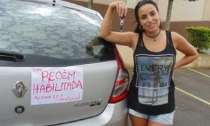 Recém-habilitada, mulher pede paciência no trânsito com cartaz colado no carro e viraliza