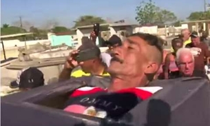 Homem é enterrado vivo e o motivo é 'inusitado'; Vídeo