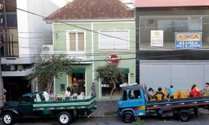 Após proibição da prefeitura, clientes criam estratégia para beber em bar 