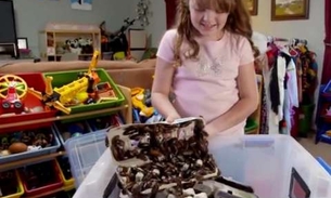 Menina de dez anos faz coleção de baratas vivas