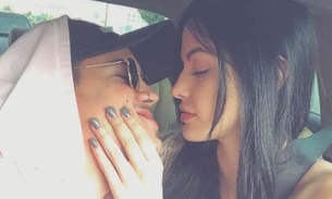  Biel comemora 1 mês de namoro com modelo e ostenta em carrão de luxo nos EUA 