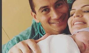  Jogador Ganso apresenta filha recém-nascida 