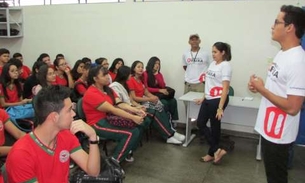 Estudantes do ensino médio recebem orientação sobre trânsito seguro