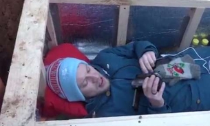 Youtuber se enterra por 24 horas e faz transmissão ao vivo dentro do caixão