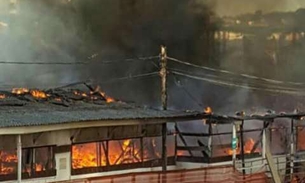 Galpão de obras pega fogo na zona Oeste de Manaus