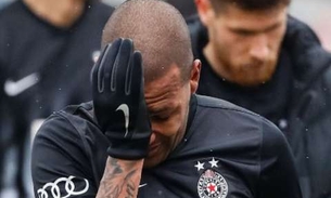 Jogador brasileiro chora ao ser chamado de macaco durante partida na Sérvia