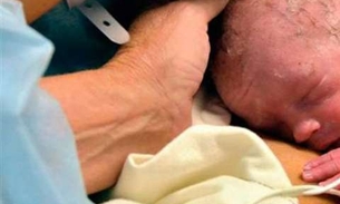 Primeira mulher com útero transplantado dá à luz um bebê saudável