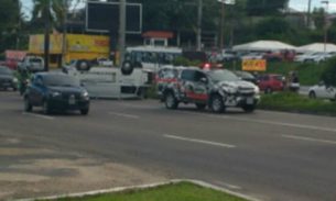 Kombi capota e deixa trânsito congestionado em avenida de Manaus