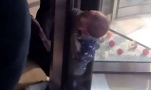 Criança fica presa em porta giratória de hotel. Veja vídeo 
