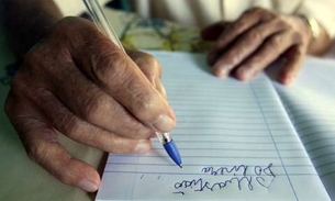 Projeto oferece alfabetização para adultos e idosos 