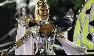 Fã de Xuxa picha calçada da Globo, em protesto contra boicote no Carnaval