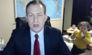 Filhos invadem entrevista ao vivo de comentarista na BBC  