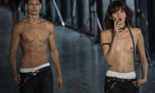 Modelo causa ao desfilar com seios de fora no São Paulo Fashion Week