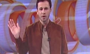 Tiago Leifert dá bronca em brothers após chegada de participante 