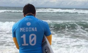 Medina brilha, vai às quartas de final e encara novamente Kelly Slater