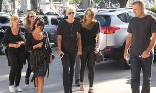 De mãos dadas com Sasha, Xuxa chega ao velório do pai no Rio