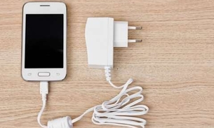 Deixar carregador do celular na tomada pode incendiar a sua casa?