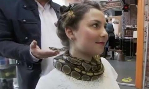 Cobra é usada em salão de beleza para massagear clientes antes dos procedimentos 