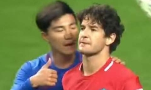 Chinês que provocou Alexandre Pato em campo é suspenso e multado