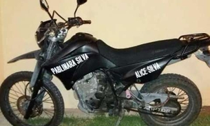 Vídeo mostra bandidos roubando moto de estacionamento em Manaus