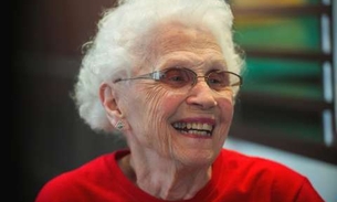 Aos 94 anos, mulher celebra 44 anos que trabalha no McDonald's e diz que não planeja se aposentar
