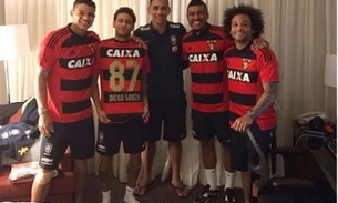 Diego Souza presenteia craques da seleção com camisa do Sport