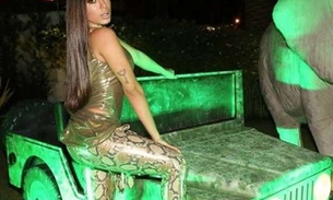 Anitta sensualiza e rebola muito em festa de aniversário 