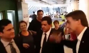 Bolsonaro bate continência para Moro e é desprezado  