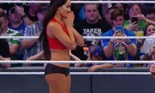 Lutador pede namorada em casamento no ringue