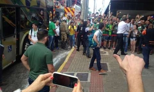 Atlético Nacional é recebido com homenagens e aplausos em Chapecó
