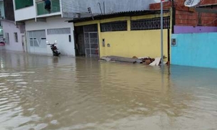  Em Manaus, forte chuva causa alagamento em diversos pontos da cidade 