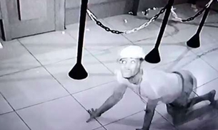 Câmera flagra assaltante engatinhando durante roubo em lotérica   